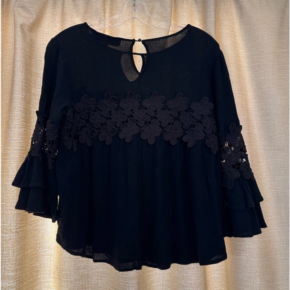 Blue Rain Women’s Bell Sleeve Slightly Cropped Shirt Size Medium Black - Picture 1 of 5
